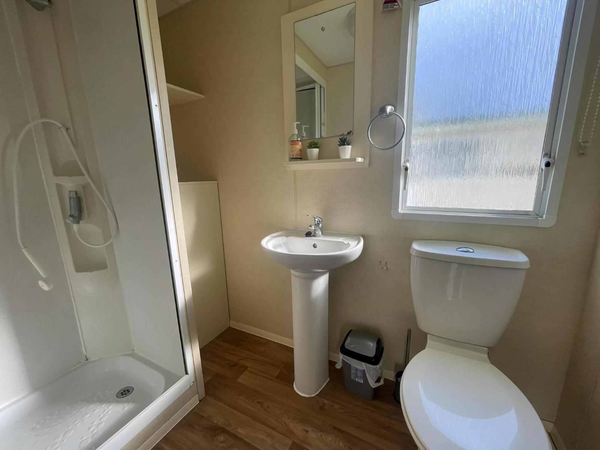 Lovely 8 Berth Caravan At St Osyth Beach Holiday Park Ref 28101G クラクトン・オン・シー エクステリア 写真